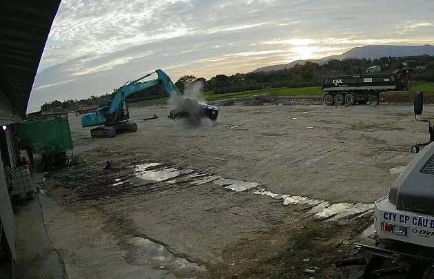 Khởi tố đối tượng dùng xe máy múc đập nát 2 xe ô tô