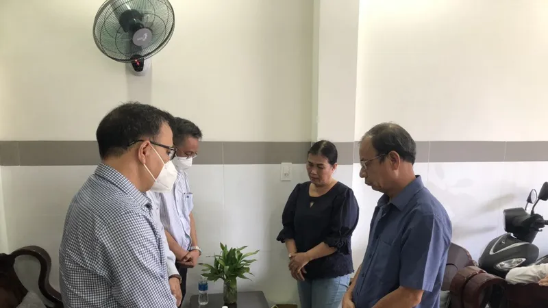 Đại diện Ban Giám hiệu Trường Đại học Nông Lâm TPHCM tới thăm hỏi, động viên gia đình anh B