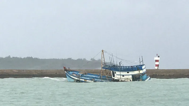 Chìm tàu do va chạm tại vịnh Phan Rang, khẩn trương ứng phó sự cố tràn dầu