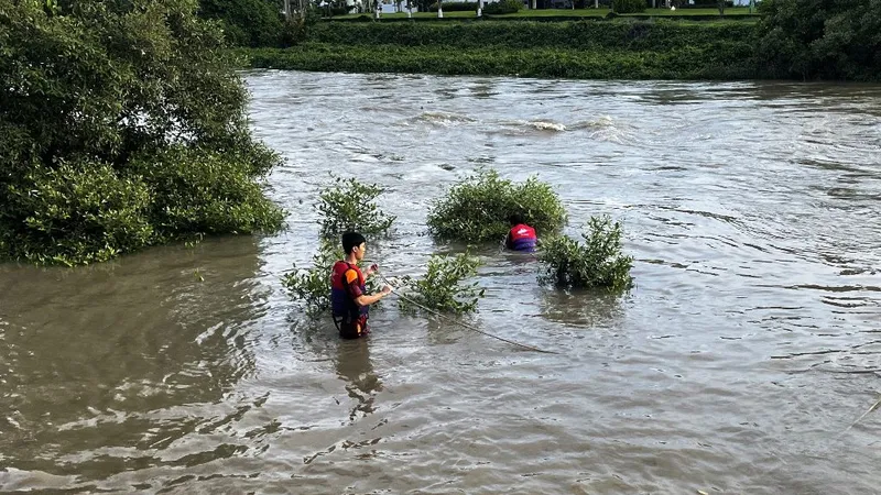 8 học sinh lớp 7 đi chơi, 3 em bị nước cuốn trôi