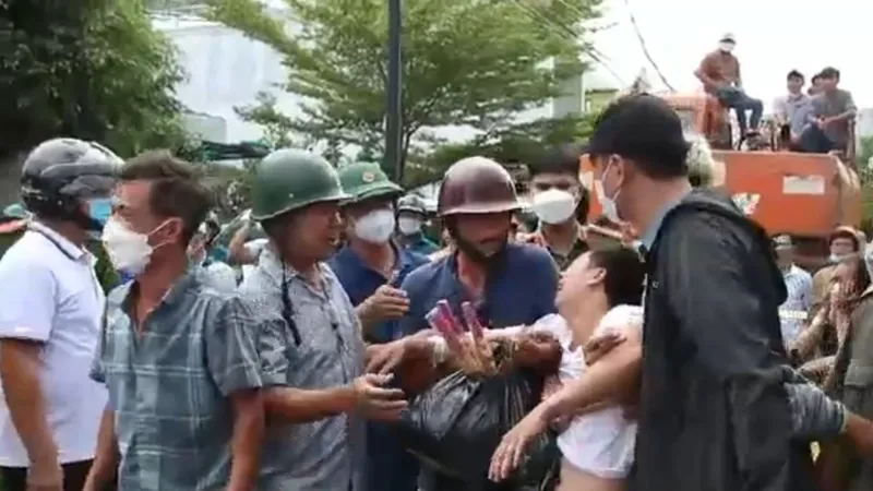 Ông Đ.Đ.H. đau đớn khi hay tin vợ và 2 con nhỏ của mình tử vong trong vụ cháy