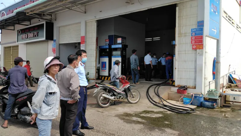 Ngư dân TP Phan Thiết đến các cây xăng để mua dầu nhưng đều được thông báo là đã hết hàng.