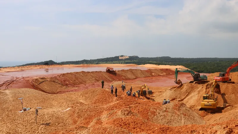 Khu vực xảy ra sự cố sụp bãi thải sau tuyển quặng titan ở Bình Thuận khiến 4 người bị vùi lấp.