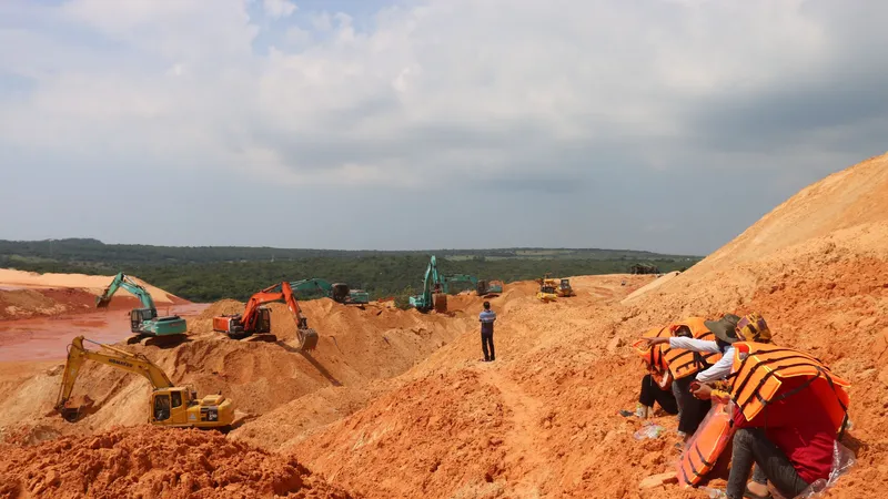 Hiện trường vụ sập bãi thải titan khiến 4 người tử vong tại Bình Thuận.