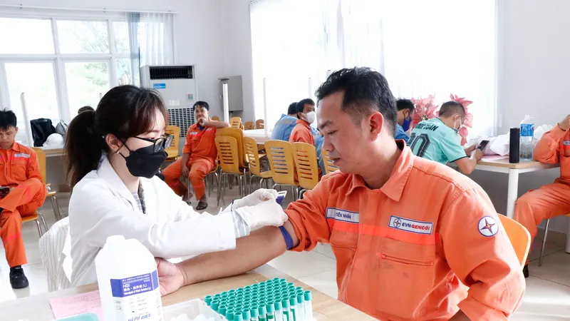 Cán bộ, người lao động Công ty Nhiệt điện Vĩnh Tân tham gia hiến máu 