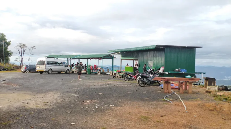 Một trạm dừng chân được người dân xây dựng không phép ngay trên đèo Đại Ninh.