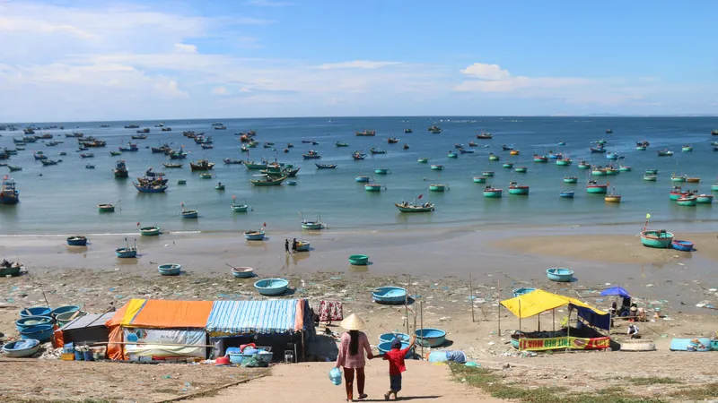 Yêu cầu tất cả các hộ buôn bán hải sản tại khu vực bờ biển làng chài Mũi Né phải tự tháo dỡ hàng quán.