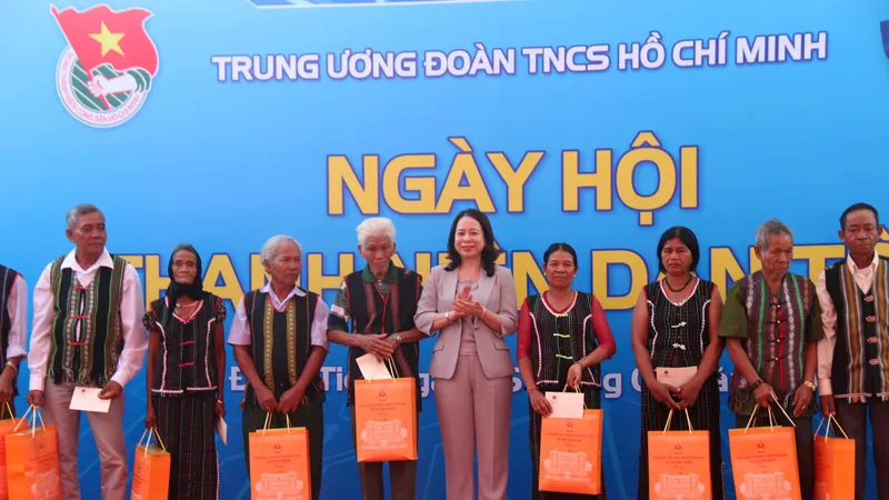 Quyền Chủ tịch nước Võ Thị Ánh Xuân tham dự Ngày hội Thanh niên các dân tộc.