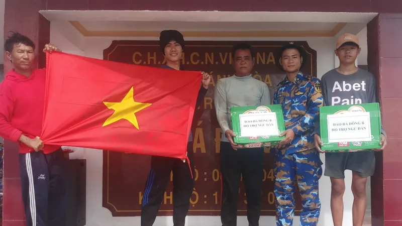 Lãnh đạo, chỉ huy đảo Đá Lát tặng quà cho các ngư dân bị cạn lương thực do thời tiết xấu.