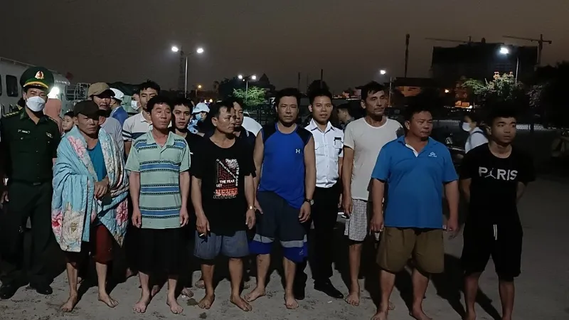 11 thuyền viên trên tàu Xuyên Á 126 đã được đưa vào bờ an toàn.