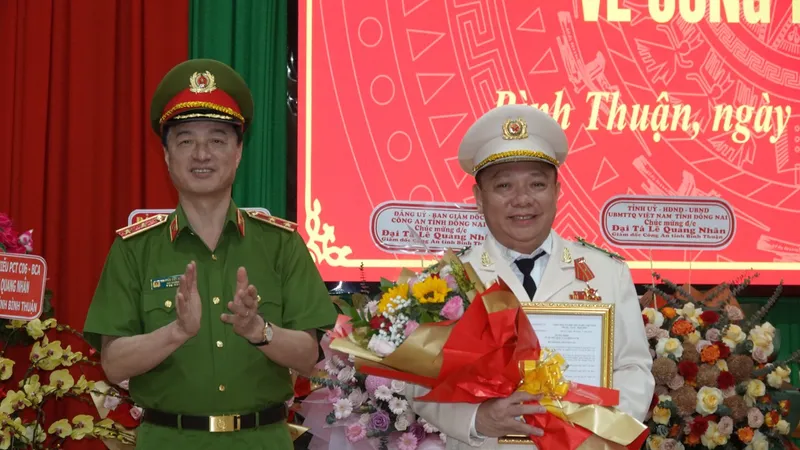 Thứ trưởng Nguyễn Duy Ngọc trao quyết định điều động và bổ nhiệm Đại tá Lê Quang Nhân (bên phải) giữ chức vụ Giám đốc Công an tỉnh Bình Thuận