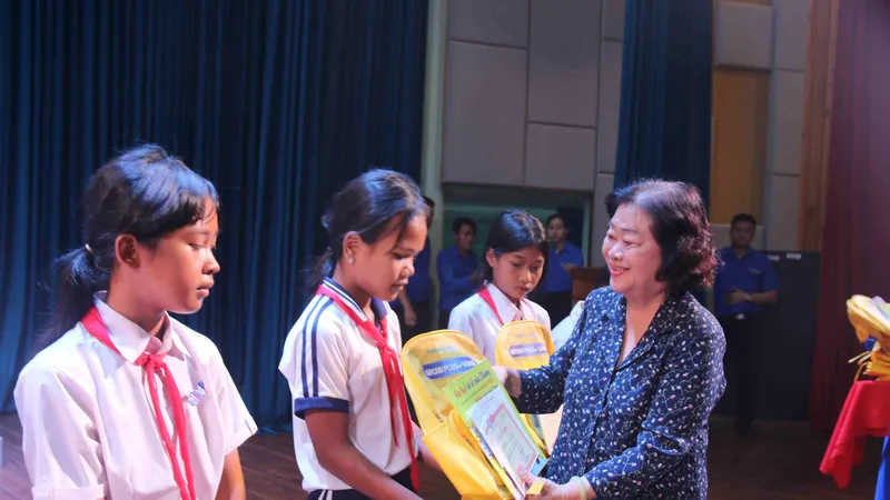Nguyên Phó Chủ tịch nước Trương Mỹ Hoa trao học bổng cho các em học sinh