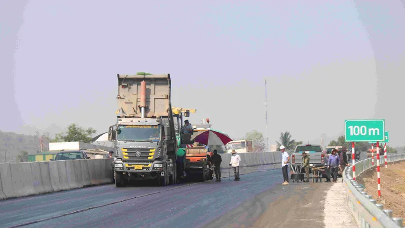 Nhiều hạng mục tuyến cao tốc Phan Thiết - Dầu Giây chưa hoàn thiện