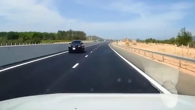 Một chiếc xe ô tô đi ngược chiều trên cao tốc Phan Thiết - Dầu Giây đoạn qua tỉnh Bình Thuận