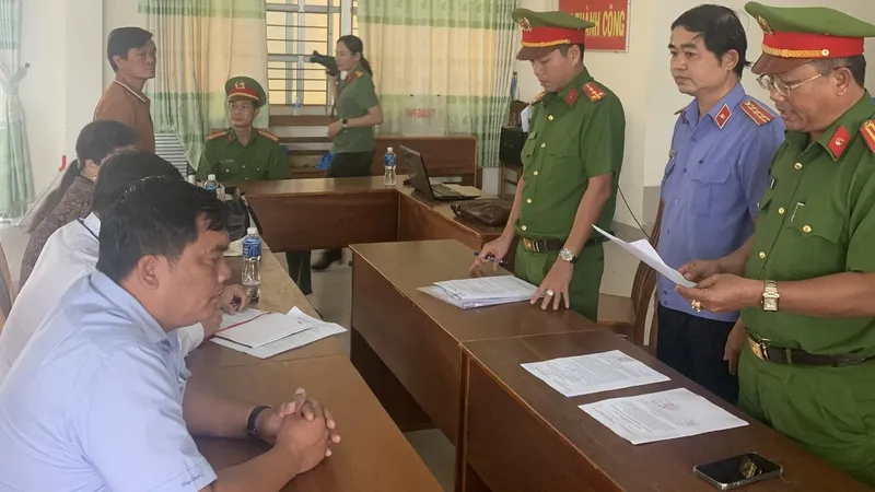 Cơ quan chức năng đọc quyết định khởi tố bị can và lệnh bắt bị can để tạm giam nguyên Chủ tịch UBND xã và Kế toán trưởng xã Tiến Thành
