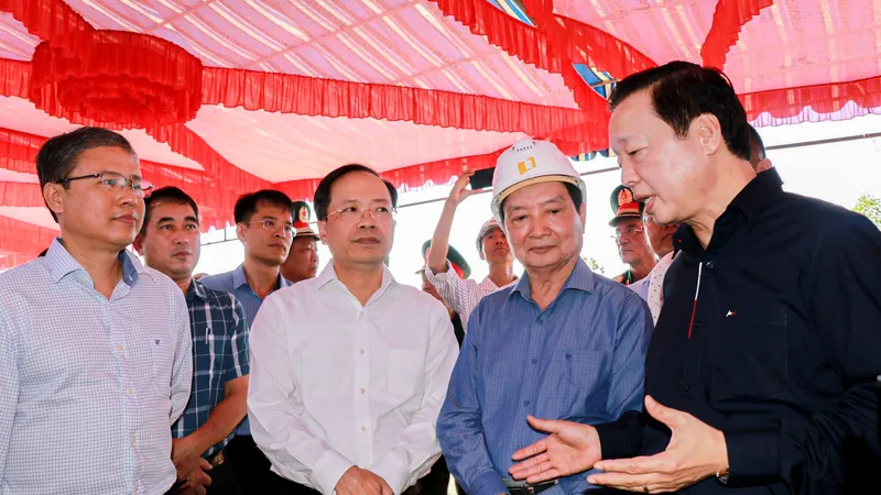 Phó Thủ tướng Trần Hồng Hà kiểm tra thực địa cao tốc Bắc - Nam đoạn Vân Phong - Nha Trang