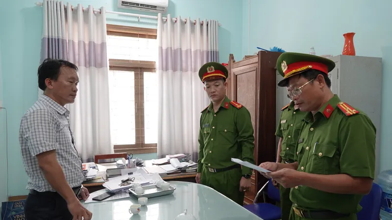 Bị can Phùng Thế Văn, Phó phòng Tài nguyên và Môi trường (TN-MT) huyện Bắc Bình (tỉnh Bình Thuận) bị khởi tố để điều tra về tội lợi dụng chức vụ, quyền hạn trong khi thi hành công vụ. Ảnh: CQĐT