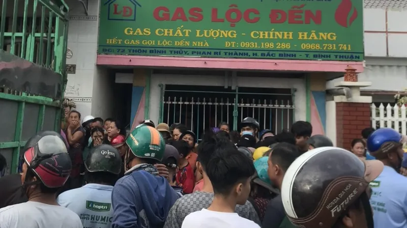 Rất đông người dân theo dõi hiện trường vụ tai nạn khiến đôi nam nữ tử vong. Ảnh: CTV