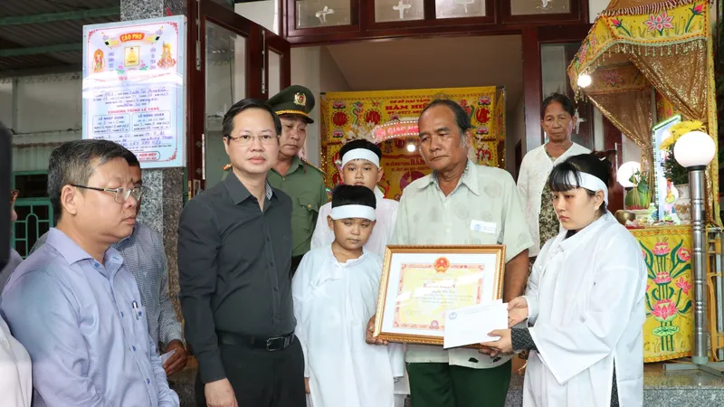Chủ tịch UBND tỉnh Bình Thuận Đoàn Anh Dũng truy tặng bằng khen đột xuất cho anh Nguyễn Hữu Đốn