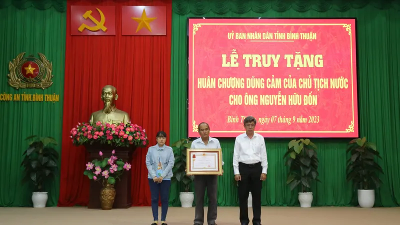 Đại diện gia đình nhận Huân chương Dũng cảm của Chủ tịch nước trao tặng cho anh Nguyễn Hữu Đốn