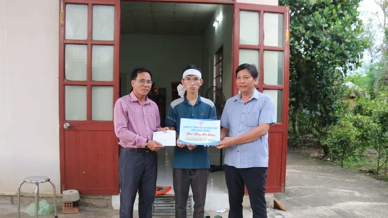 Đại diện Công ty TNHH MTV Xổ số kiến thiết Bình Thuận trao học bổng cho 2 anh em mồ côi trong vụ tai nạn