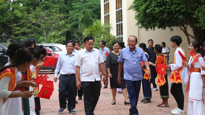 Nguyên Phó Thủ tướng Thường trực Trương Hòa Bình tham dự lễ trao học bổng cho học sinh Ninh Thuận