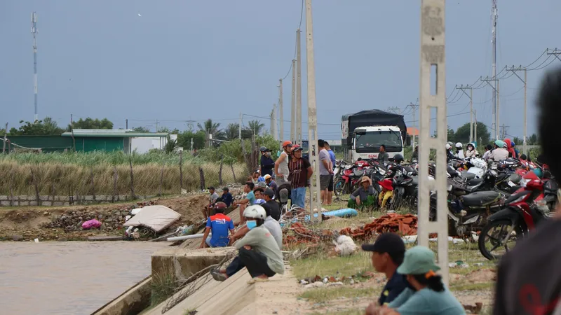 Sau khi xảy ra sự việc, gia đình, người thân mong ngóng tin tức của em T.