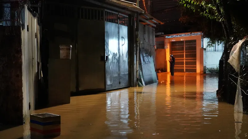 Nước tràn lên gây ngập tại một số con đường ở TP Nha Trang