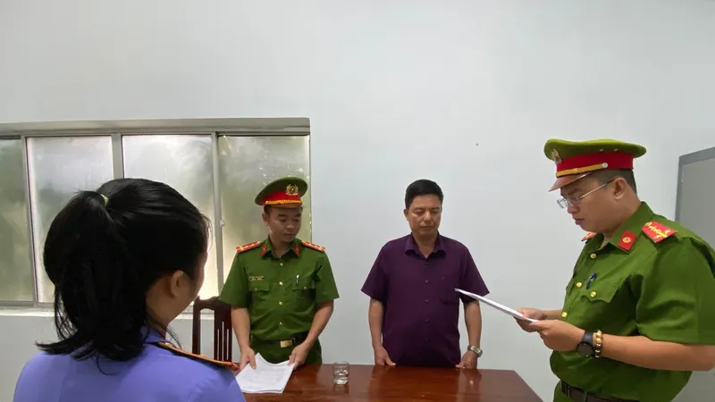 Tống đạt quyết định khởi tố bị can Vũ Văn Quân, nguyên Trưởng phòng TN-MT huyện Thuận Nam