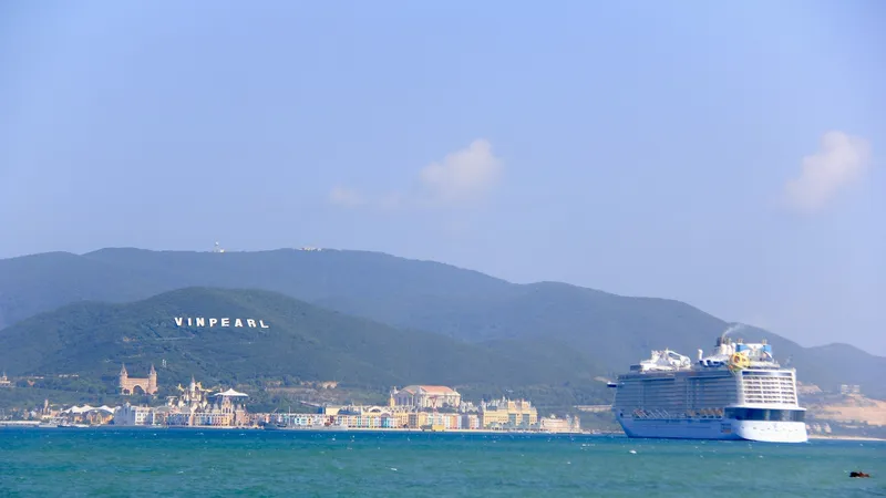 Siêu tàu Spectrum of The Seas trên vịnh Nha Trang