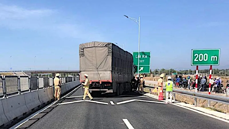 Tài xế xe tải chống đối, bỏ chạy khi bị lực lượng chức năng yêu cầu kiểm tra