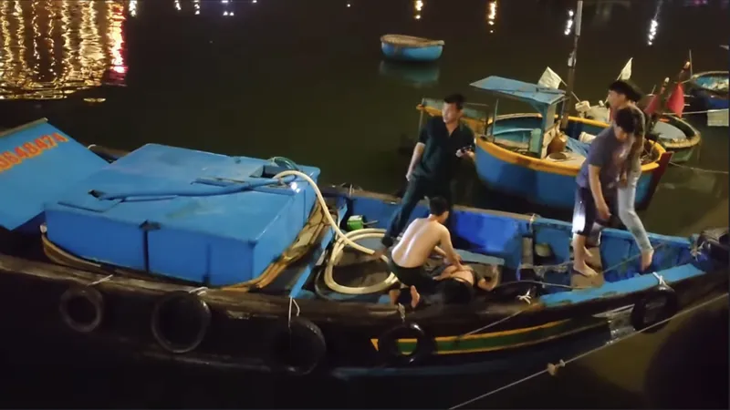 Trao tặng Huy hiệu “Tuổi trẻ dũng cảm” cho chiến sĩ công an cứu người đuối nước