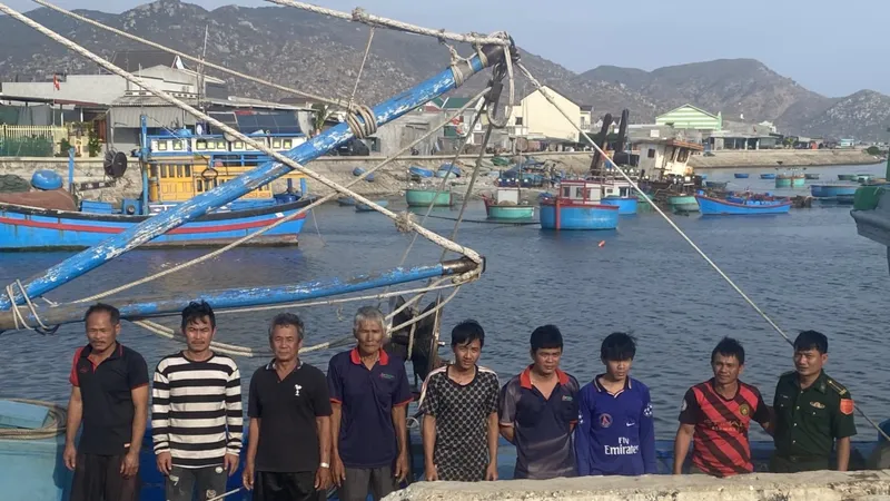 8 ngư dân trên tàu cá tỉnh Bình Định được cứu vớt an toàn
