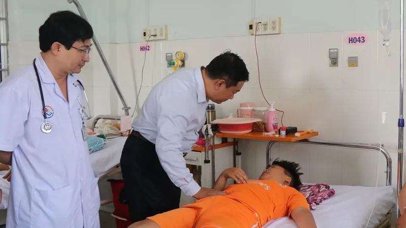 Lãnh đạo Sở Y tế tỉnh Khánh Hòa thăm hỏi bệnh nhân ngộ độc điều trị tại Bệnh viện Đa khoa tỉnh Khánh Hòa