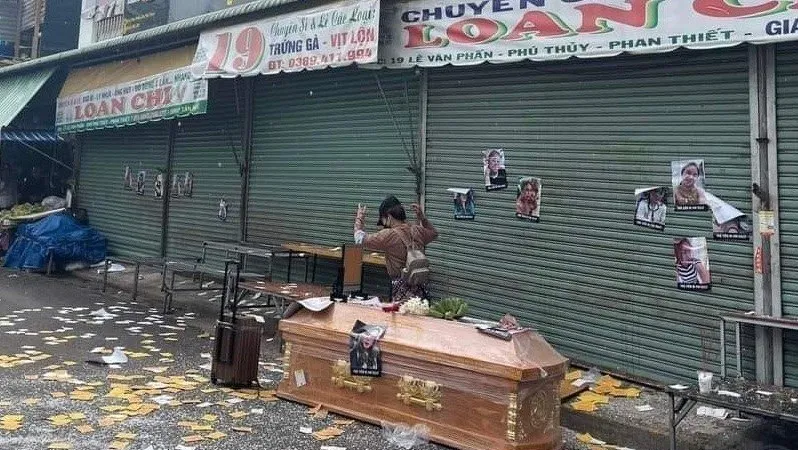 Các đối tượng đưa quan tài, ảnh thờ,... đến nhà chủ hụi đòi nợ