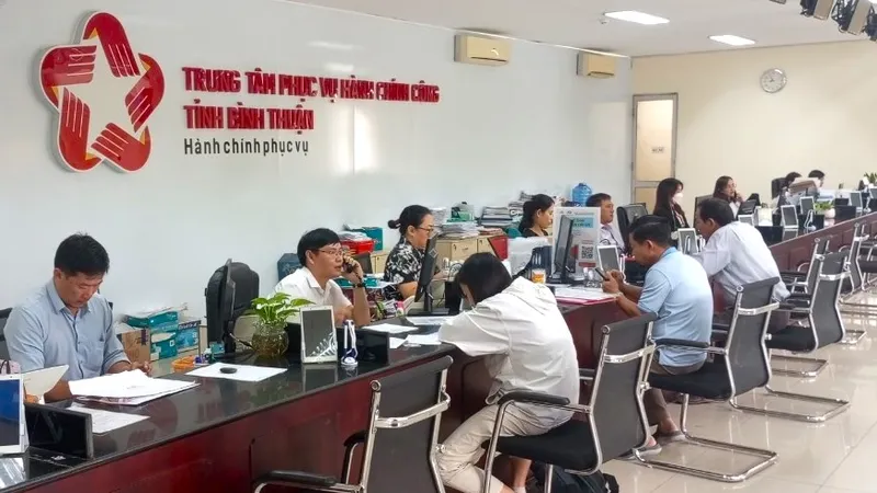 Người dân đến giải quyết các thủ tục hành chính tại Trung tâm Hành chính công tỉnh Bình Thuận 