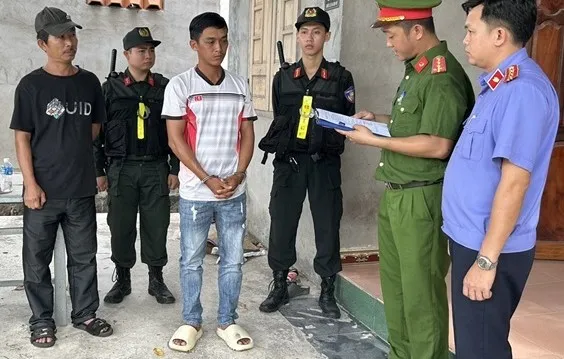 Cơ quan chức năng bắt bị can Nguyễn Văn Trung. Ảnh: Viện KSND Bình Thuận