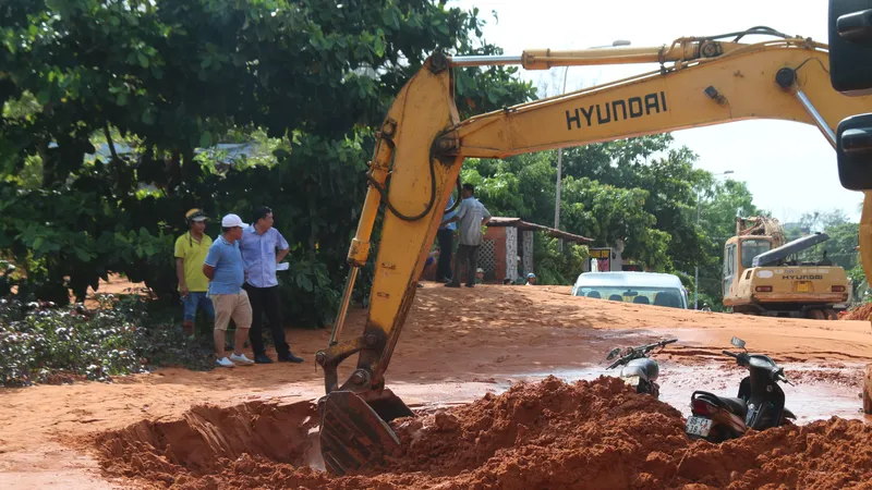 Dọn dẹp tại các vị trí xảy ra lũ cát đỏ