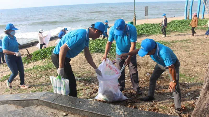 Lãnh đạo địa phương cùng đoàn viên, thanh niên tham gia dọn dẹp rác thải trên bờ biển