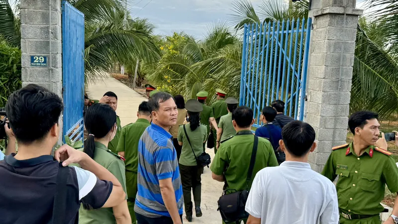 Lực lượng chức năng khám xét căn nhà trên đường Trần bình Trọng, xã Thiện Nghiệp, TP Phan Thiết