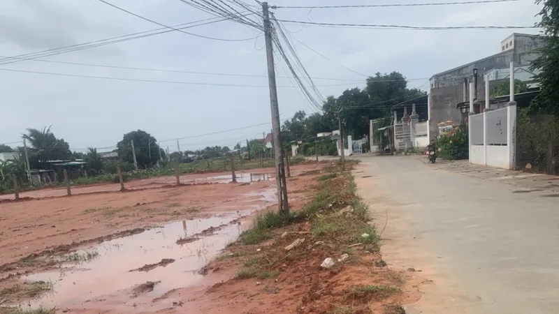 Các hộ dân vi phạm tự ý san lấp mặt bằng tại khu vực Suối Bàu (xã Hàm Thắng, huyện Hàm Thuận Bắc) đang khắc phục các sai phạm