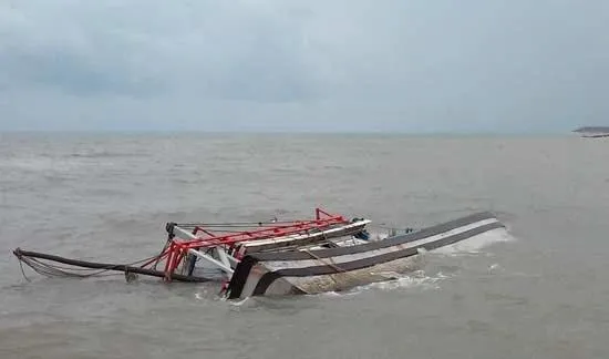 Tàu cá của ngư dân huyện đảo Phú Quý bị chìm, 6 ngư dân rơi xuống biển. (Ảnh minh họa)