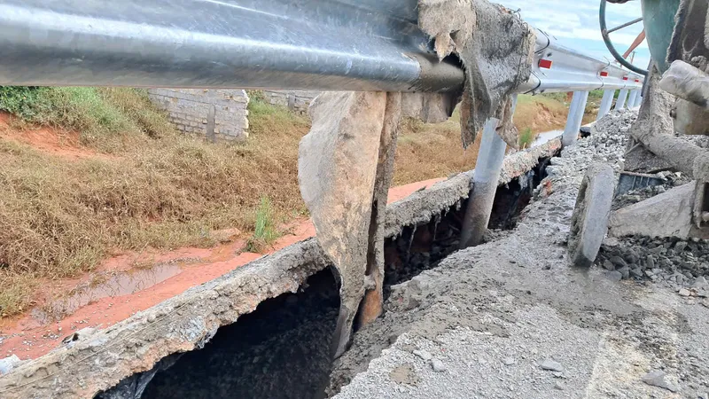 Tuyến đường bị sụp lún, nứt toác gần 10m