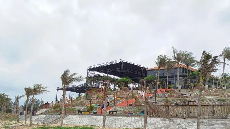 Hàng ngàn mét vuông đất do nhà nước quản lý tại TP Phan Thiết (Bình Thuận) bị chiếm, xây dựng cả một quần thể du lịch không phép