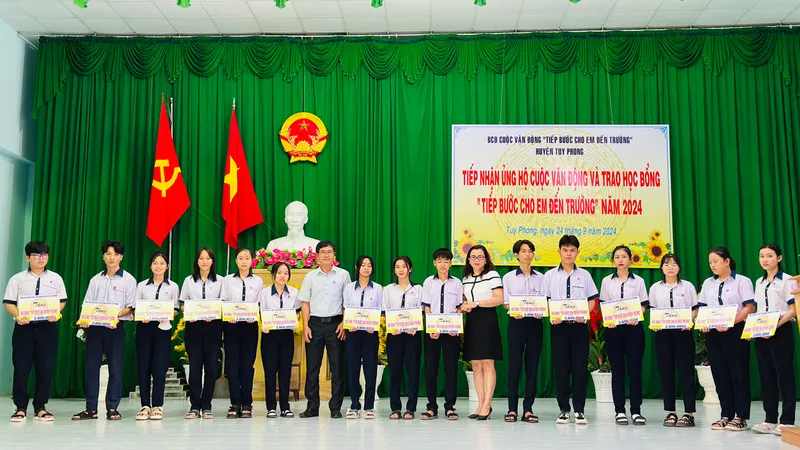 Bà Nguyễn Thị Mỹ Ngọc, Phó Chủ tịch Công đoàn Công ty Nhiệt điện Vĩnh Tân cũng địa diện chính quyền địa phương trao học bổng tại buổi lễ