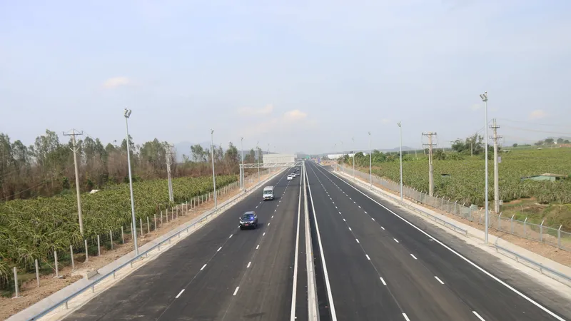 Việc tuyến đường cao tốc Phan Thiết - Dầu Giây đi vào vận hành đúng tiến độ có sự góp phần không nhỏ của tỉnh Bình Thuận trong công tác vận động giải phóng mặt bằng