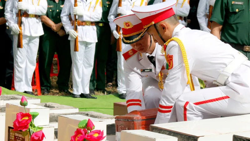 Tiễn đưa linh cữu các liệt sĩ về nơi an nghỉ cuối cùng
