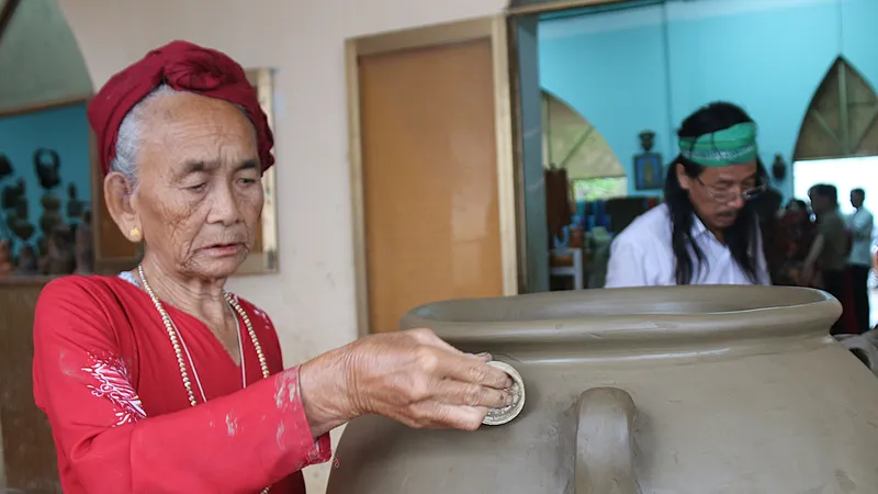 Trình diễn nghệ thuật làm gốm của người Chăm tỉnh Ninh Thuận