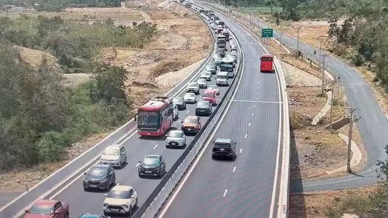 Ùn tắc tại hầm Núi Vung trên cao tốc Cam Lâm - Vĩnh Hảo