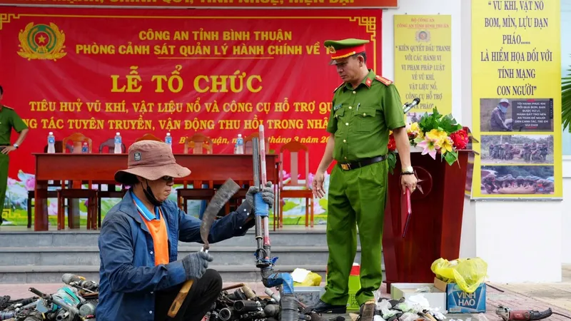 Tổ chức tiêu hủy các loại vũ khí, công cụ hỗ trợ